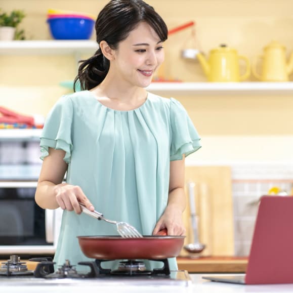 料理をする女性
